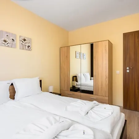 Private With Balcony In Center By Flat Mаnager Lägenhet